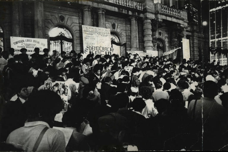 Manifestação que marcou a fundação do Movimento Negro Unificado, em frente ao Theatro Municipal de São Paulo, em 1978