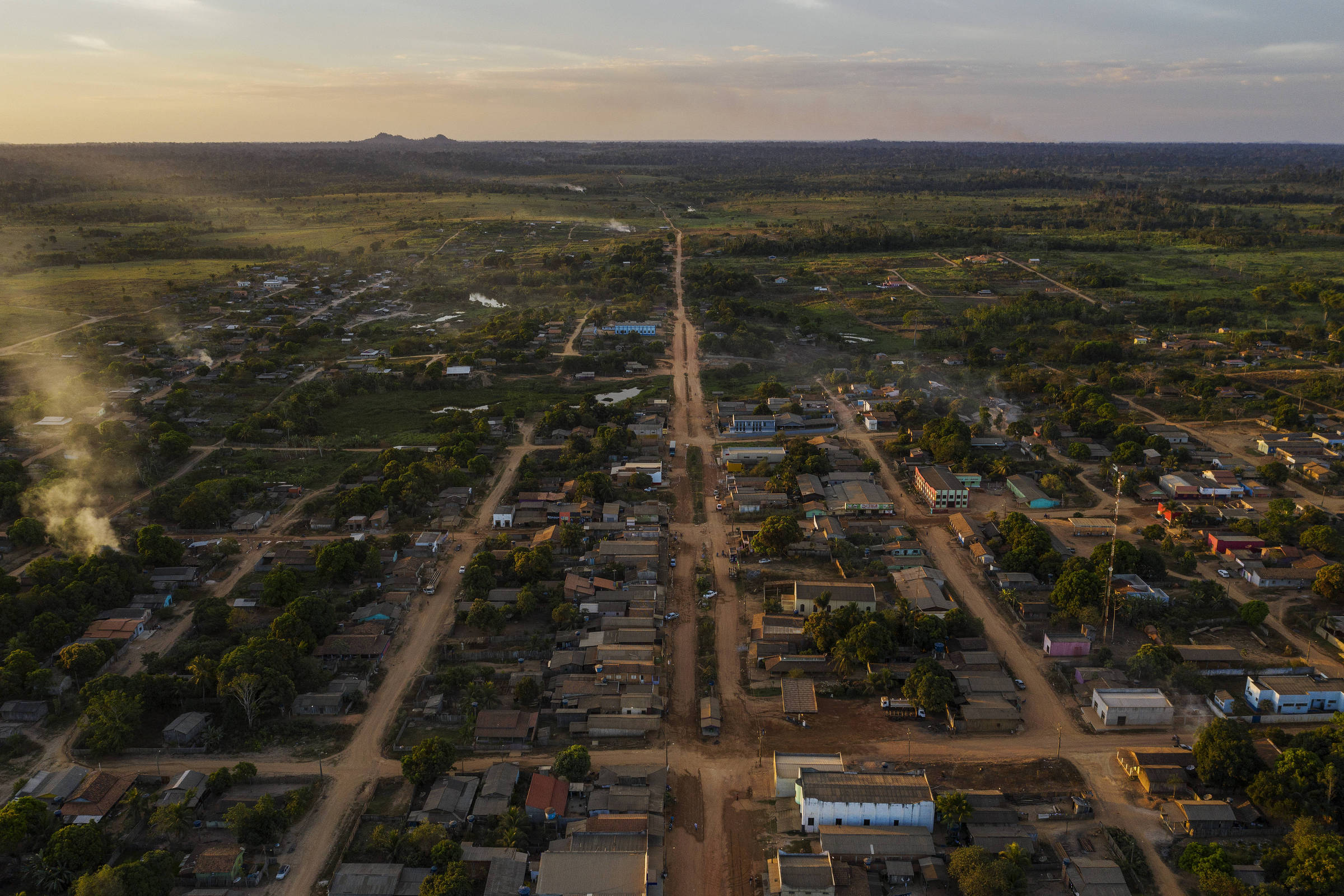Acima, vista aérea da aldeia Rapko dos índios Xikrin, dentro da Terra Indígena Trincheira Bacajá; na segunda foto, Vila Sudoeste, que funciona como uma base de apoio para a maior parte dos invasores da terra indígena, por estar localizada a apenas 5 km da reserva