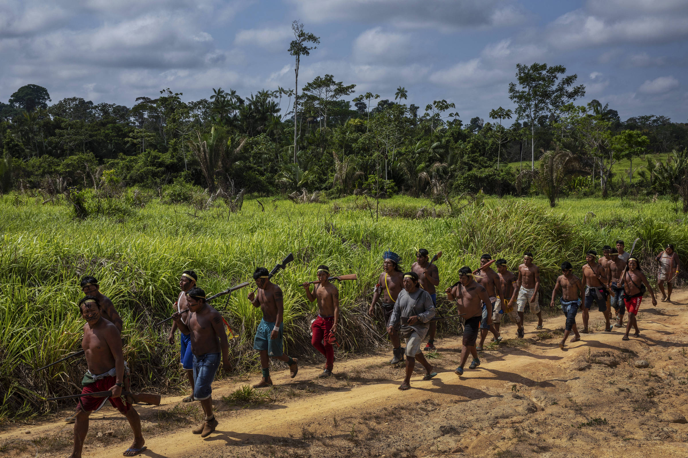 Guerreiros Xikrin chegam na aldeia Rapko após expedição na floresta para retirar invasores da Terra Indígena Trincheira Bacajá, no Pará, que teve parte de sua área invadida e desmatada por grileiros 