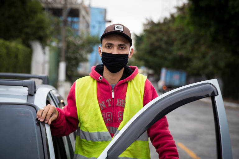 Kaique de Souza, 22, Weslei Soares, 25 anos, no ponto de distribuição das mercadorias, em São Paulo