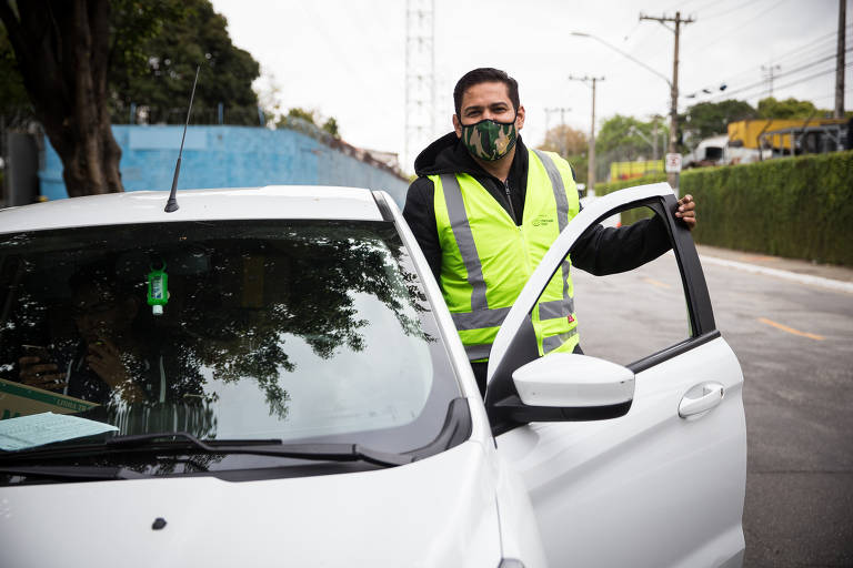Ivan Carlos do Santos brito, 43, no ponto de distribuição das mercadorias, em São Paulo