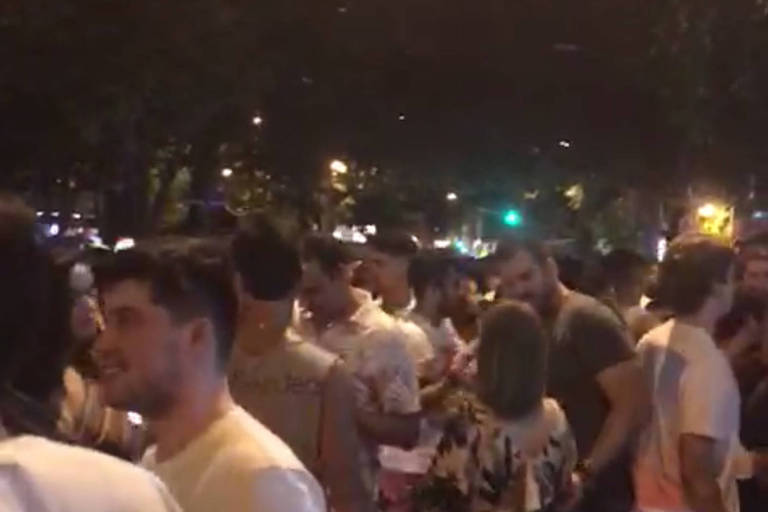 Aglomeração de pessoas, sem máscara, em frente a bares em esquina das ruas Dias Ferreira com Venâncio Flores no Leblon, no Rio de Janeiro, na noite de sexta-feira (4)
