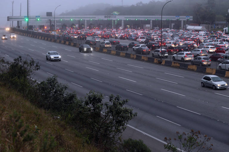 Cerca de 156 mil veículos já desceram para a Baixada Santista no feriadão