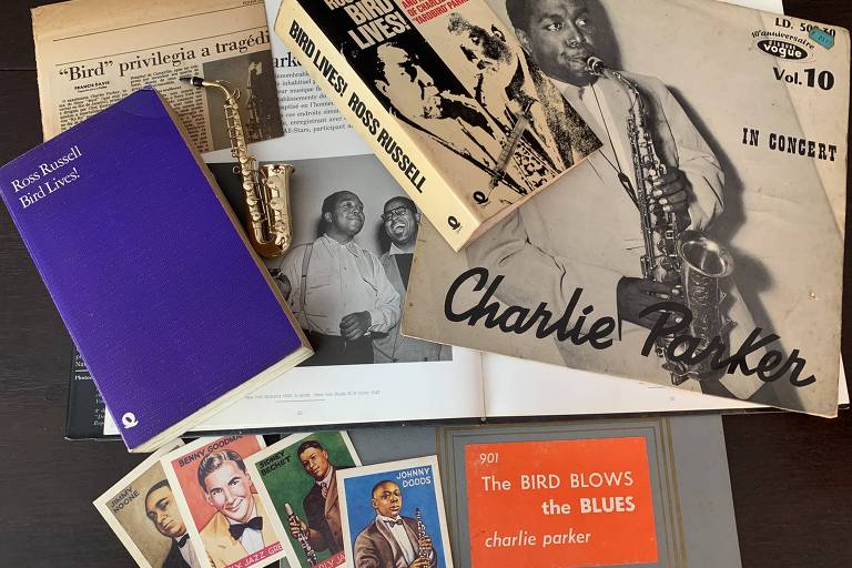     Discos e material em torno do saxofonista Charlie Parker. Heloisa Seixas