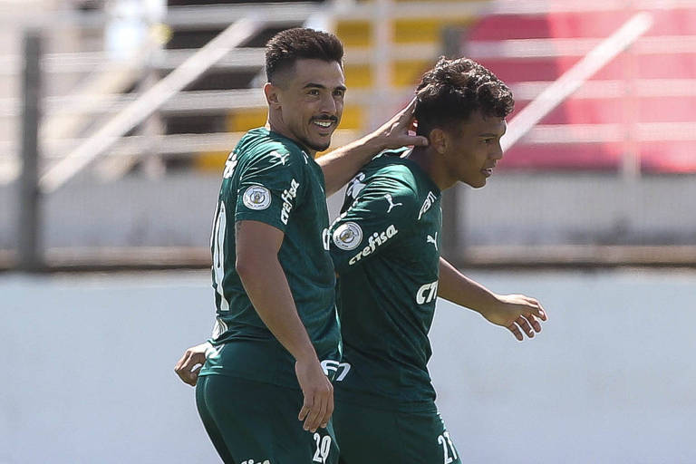 Willian e Gabriel Veron comemoram o segundo gol do Palmeiras contra o Bragantino