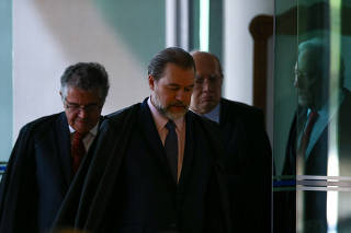 Os ministros do STF Marco Aurélio, Toffoli (centro) e Gilmar Mendes