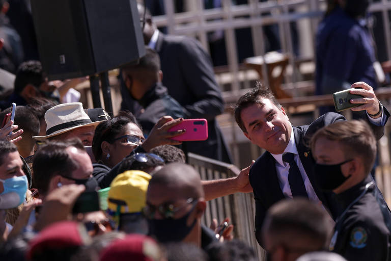 O senador Flávio Bolsonaro (Republicanos-RJ) tira selfie com público que acompanha a ceriônia do Sete de Setembro, em Brasília