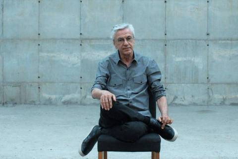 O cantor Caetano Veloso em cena do filme 'Narciso em Férias' 