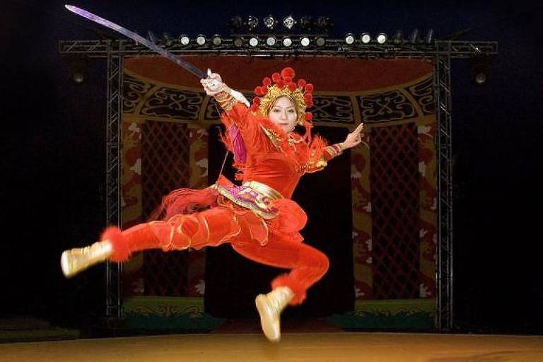 Personagem inspirou livros, peças, danças e outras obras, dentro e fora da China; acima, a Mulan do Circo Estatal chinês