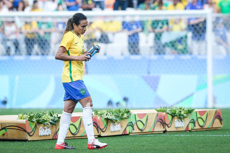 Marta deixa o campo após partida da seleção brasileira contra o Canadá, na Olimpíada do Rio