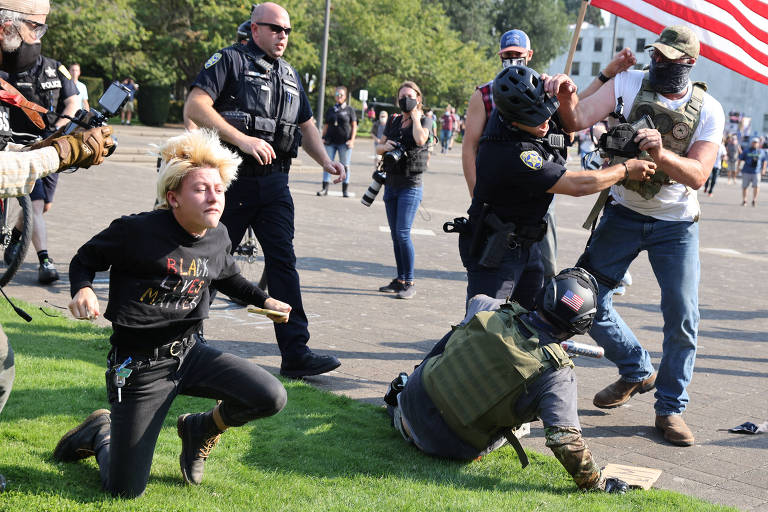 Policiais separam briga entre apoiadores de Donald Trump e ativistas do movimento Black Lives Matter, em Salem, no estado do Oregon