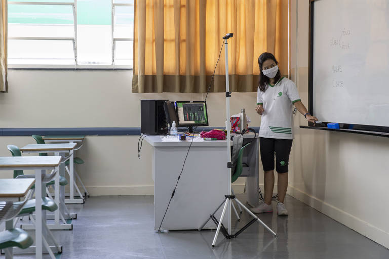 Professora dá aula online a partir de sala de aula do Colégio Uirapuru, na cidade de Sorocaba, no primeiro dia de volta às aulas presenciais com redução de lotação desde o início da pandemia do novo coronavírus