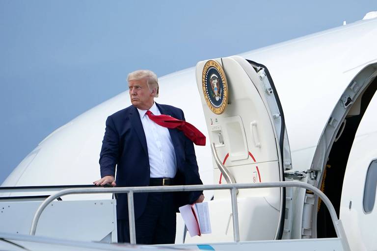 O presidente americano, Donald Trump, embarca no Air Force One em Palm Beach, na Flórida, em direção a Winston-Salem, na Carolina do Norte