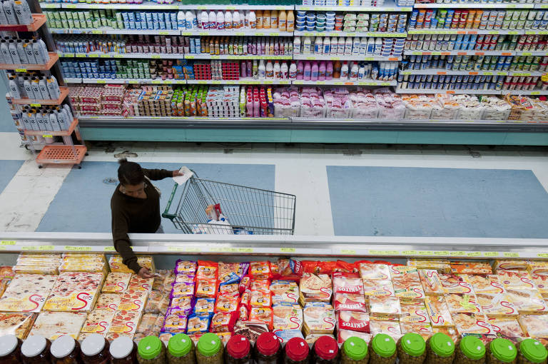 Consumidora Iracema Isabel da Silva, 43, escolhe produtos congelados no supermercado Futurama, na rua General Jardim, na região central