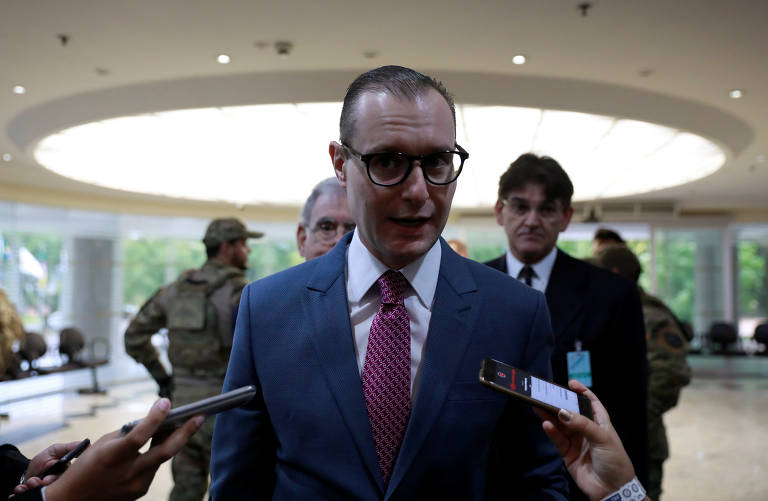 Cristiano Zanin fala com repórteres no TRF-4