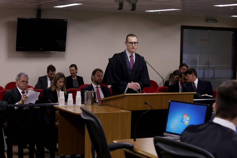 O advogado Cristiano Zanin Martins durante o julgamento do Sítio de Atibaia na 8ª Turma do TRF-4