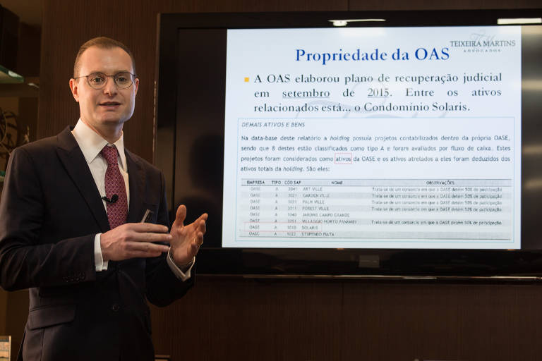 Cristiano Zanin durante entrevista coletiva com novas informações sobre o caso do triplex de Lula