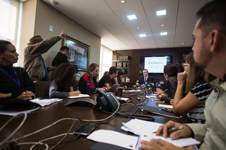 Cristiano Zanin durante entrevista coletiva com novas informações sobre o caso do triplex de Lula
