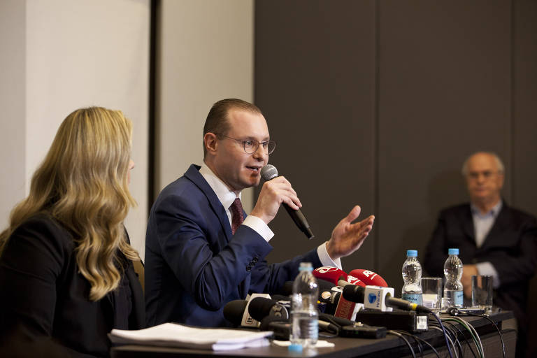 Os advogados Valeska Teixeira Martins e Cristiano Zanin Martins, durante entrevista coletiva de imprensa sobre a condenação do então ex-presidente Lula