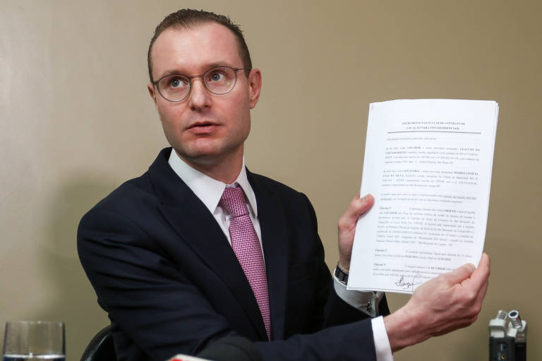 Cristiano Zanin, em Curitiba, apresenta declarações e recibos de pagamento de alugueis de apartamentos que são alvo de investigação pela força tarefa da Lava Jato