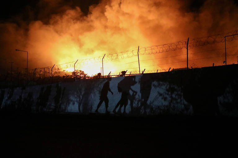  Isolamento de contaminados por coronavírus termina em incêndio em campo de refugiados na Grécia