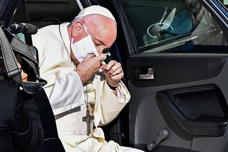 Papa Francisco tira a máscara antes de encontrar público em um pátio do palácio apostólico no Vaticano
