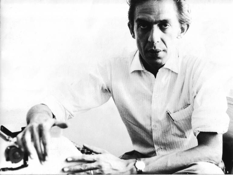 Ferreira Gullar no Rio de Janeiro, nos anos 1960, em imagem presente na "Autobiografia Poética", que saiu pela editora Autêntica