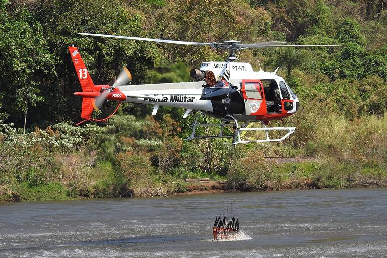 Helicóptero pega água em rio com uso de bag