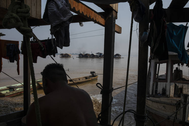 Interior de balsa de garimpo ilegal no rio Madeira