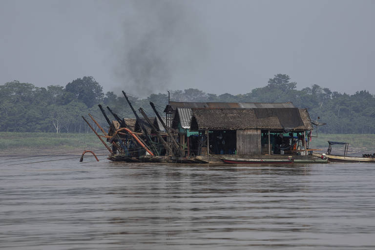 Balsas de garimpo de ouro operam ilegalmente no rio Madeira em Humaitá, no Amazonas