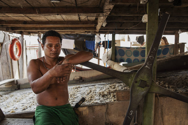 Garimpeiro trabalha em balsa de garimpo de ouro no Madeira