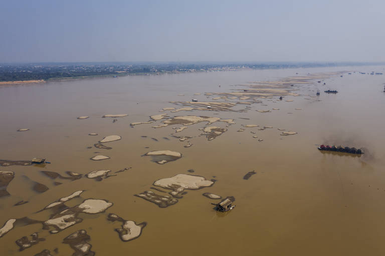 Sedimentos depositados pelas balsas de garimpo de ouro, que operam ilegalmente no rio Madeira, em frente a Humaitá, no sul do Amazonas