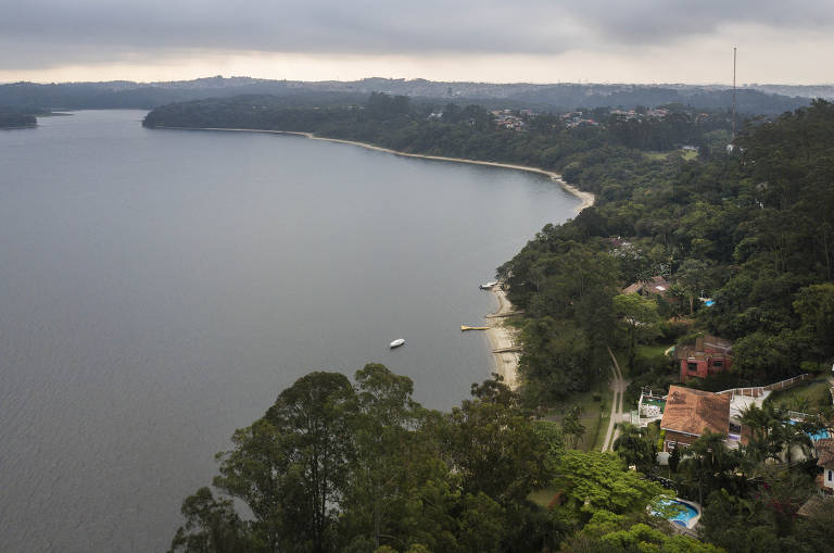 Represa Guarapiranga, que está com com 49,6% de sua capacidade. Mananciais que abastecem a Grande São Paulo têm queda no volume de água).