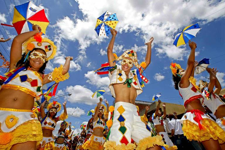 Mundo da Dança - HISTÓRIA DO FREVO Em meados do século XIX, em