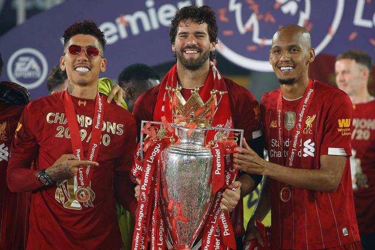 Firmino, Alisson e Fabinho, do Liverpool, posam com o troféu da Premier League