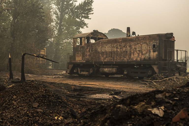 Locomotiva destruída por incêndio florestal no estado americano de Oregon