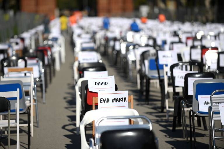 Cadeiras que representam o número de ações judiciais contra separatistas são expostas em Barcelona no Diada, o dia nacional da Catalunha