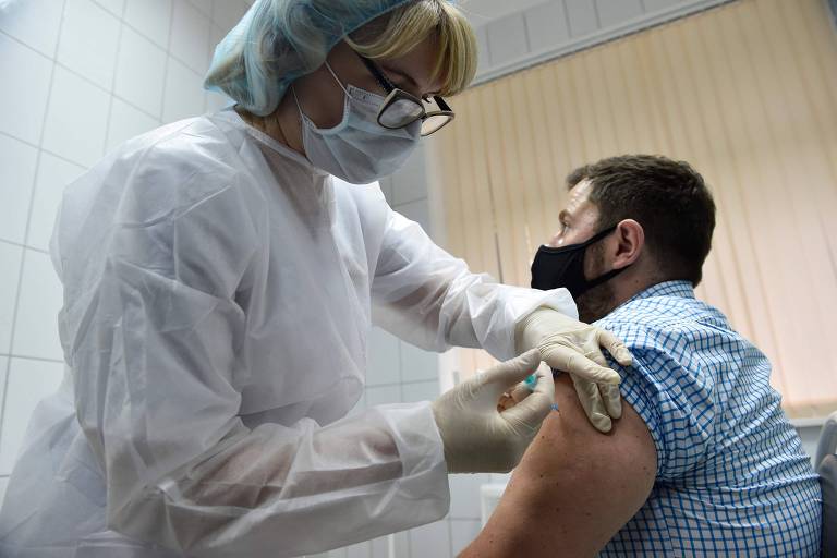 Voluntário recebe a Sputnik V no começo dos testes da fase 3 da vacina em Moscou, na quinta (10)