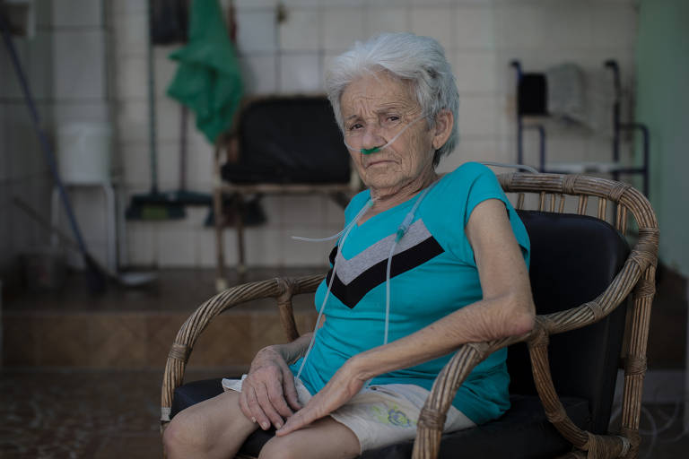 A professora aposentada Maria da Conceição Queiroz, 75 anos, se recupera em casa após passar oito dias internada; recuperação total do pulmão pode demorar três meses