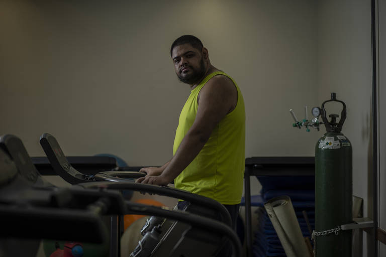 O cantor lírico Andrey Mira, 29 anos, faz fisioterapia para se reabilitar depois de ser infectado pelo novo coronavírus; ele tem diabetes e é obeso, o que o faz pertencer ao grupo de risco