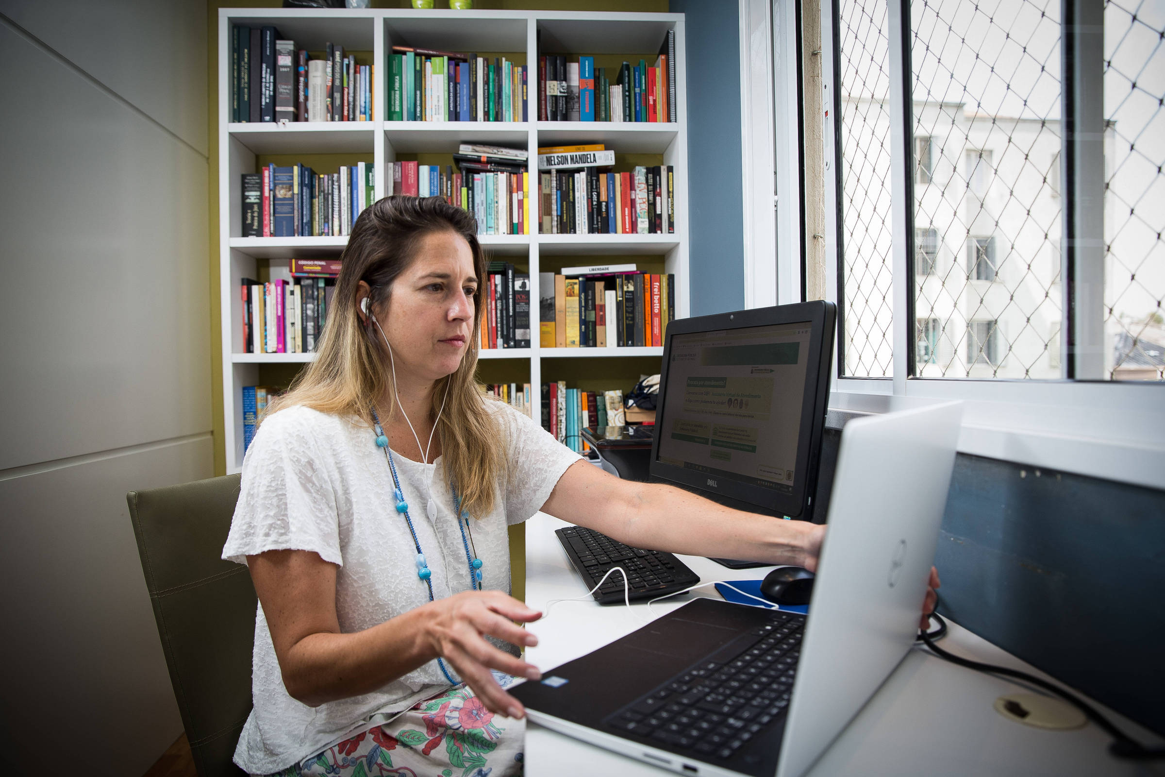 Sentada, a controladora-geral da Defensoria Pública de São Paulo Juliana Belloque, que participou da implantação de um sistema de atendimento com inteligência artificial na defensoria