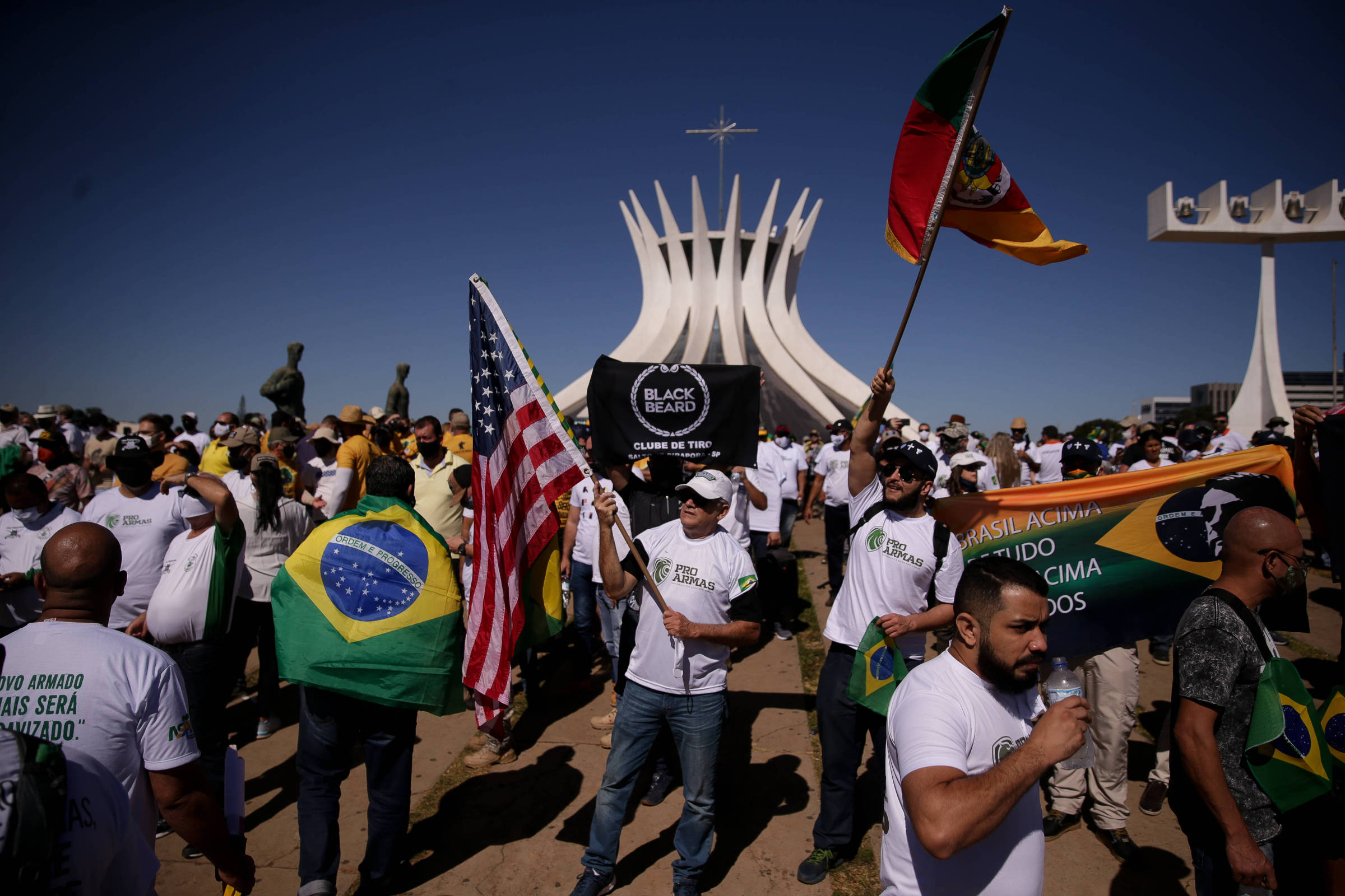 Com popularidade em alta, Bolsonaro tenta emplacar pautas de costumes no Congresso