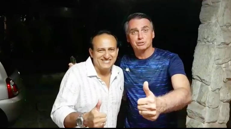 À esquerda, o apresentador Edilásio Barra, o Tutuca, um dos diretores da Ancine, ao lado do presidente Jair Bolsonaro.