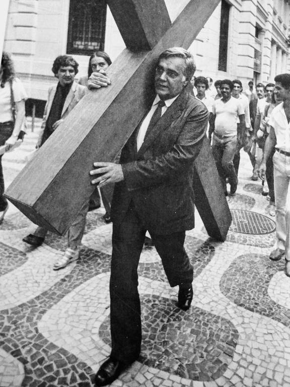 Vereador eleito em 1983, Imperial faz uma performance no Centro do Rio