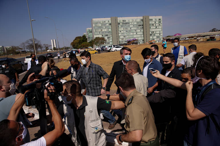 Profissionais da imprensa trabalham em meio à pandemia em Brasília