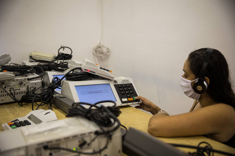 Servidores da Justiça Eleitoral ajustam urnas na primeira zona eleitoral, na Bela Vista, em São Paulo