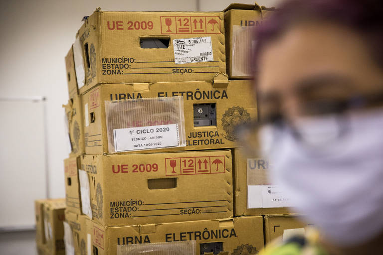 Servidores da Justiça Eleitoral ajustam urnas na primeira zona eleitoral, na Bela Vista, em São Paulo