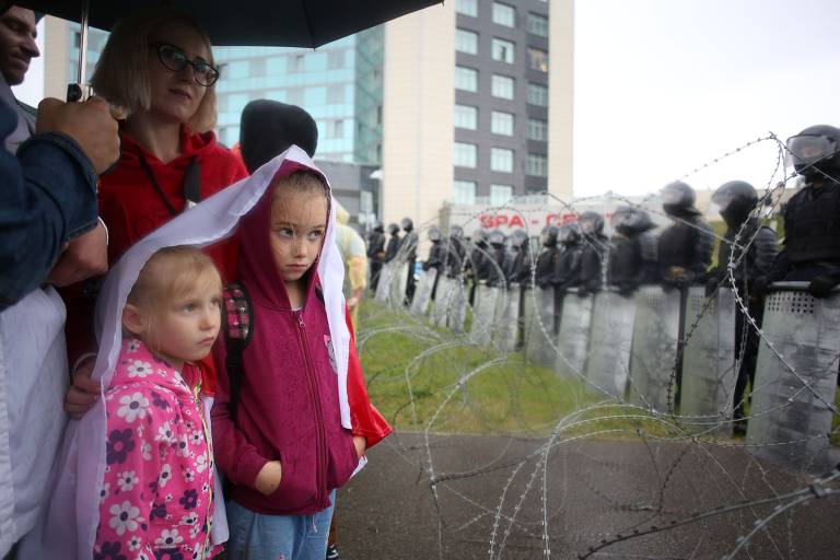 Crianças em atos contra ditadura na Belarus