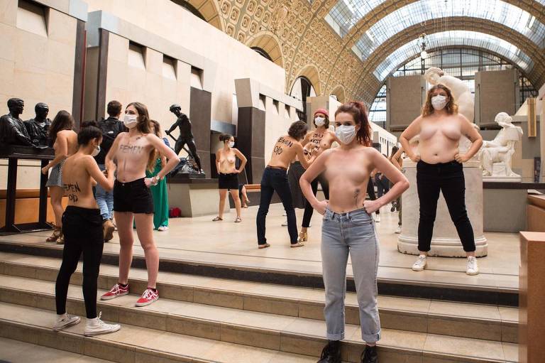 Mulheres protestam em museu francês que barrou visitante por causa de decote