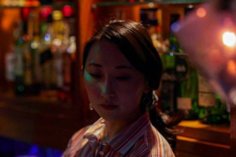 Miki Tateishi é garçonete do Bar Hitori, voltado para quem quer beber sozinho